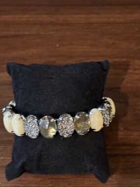 Bracelet 🌸 Cream & Silver Crystal with magnetic clasp